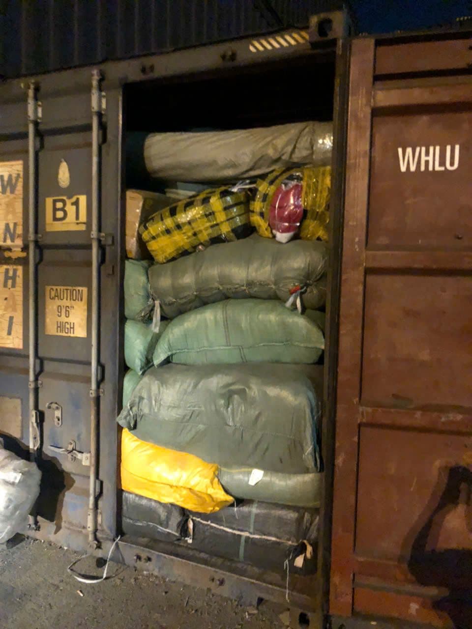 Hàng bao chèn chặt trong container