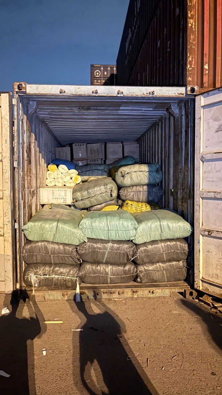 Container đóng đầy hàng tại bãi