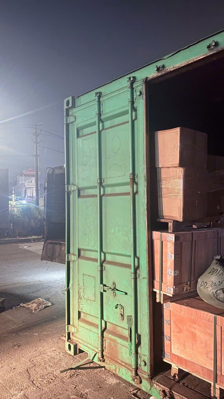 Hàng đóng kiện gỗ trong container