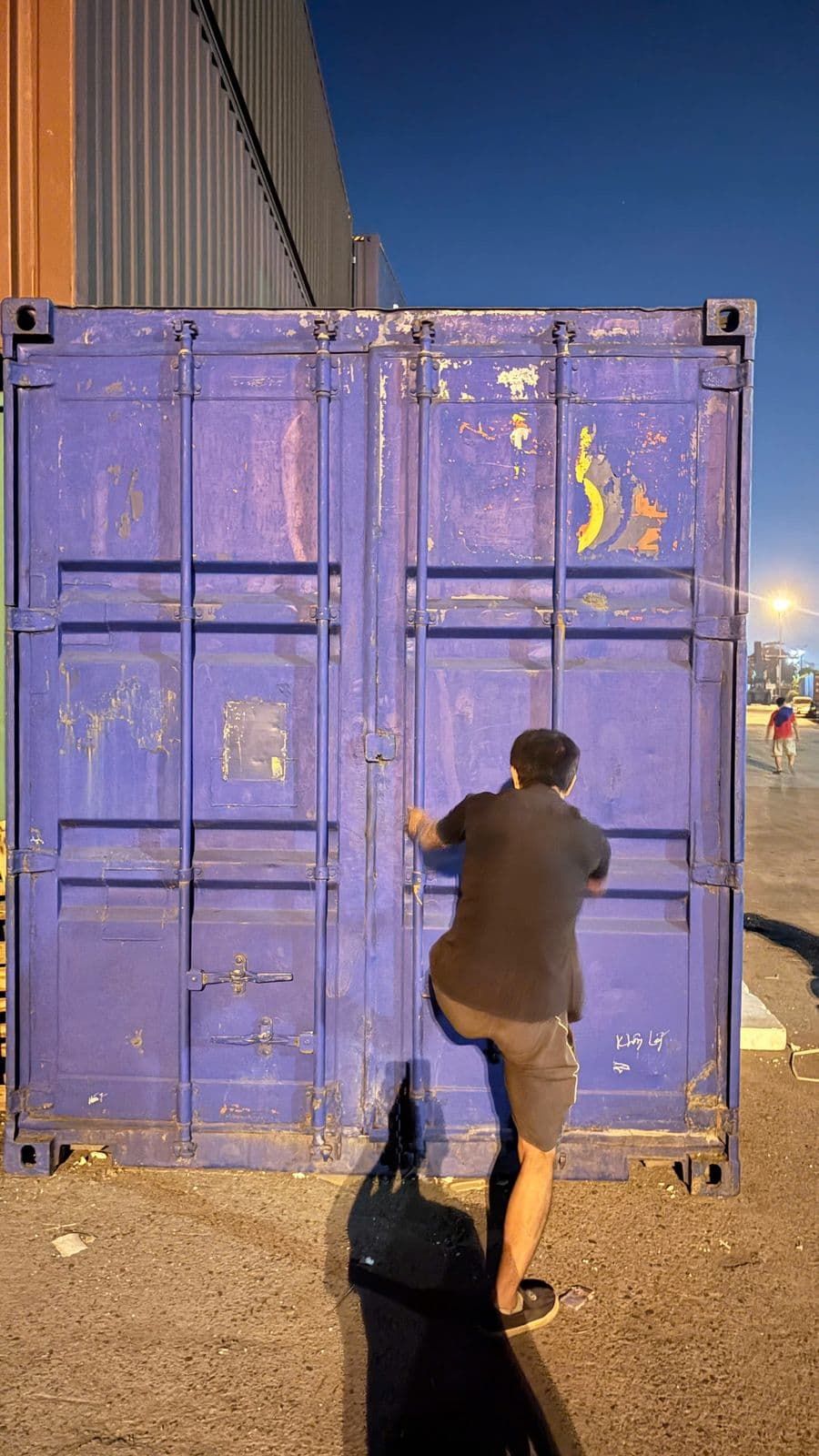 Kiểm tra container trước khi lên tàu