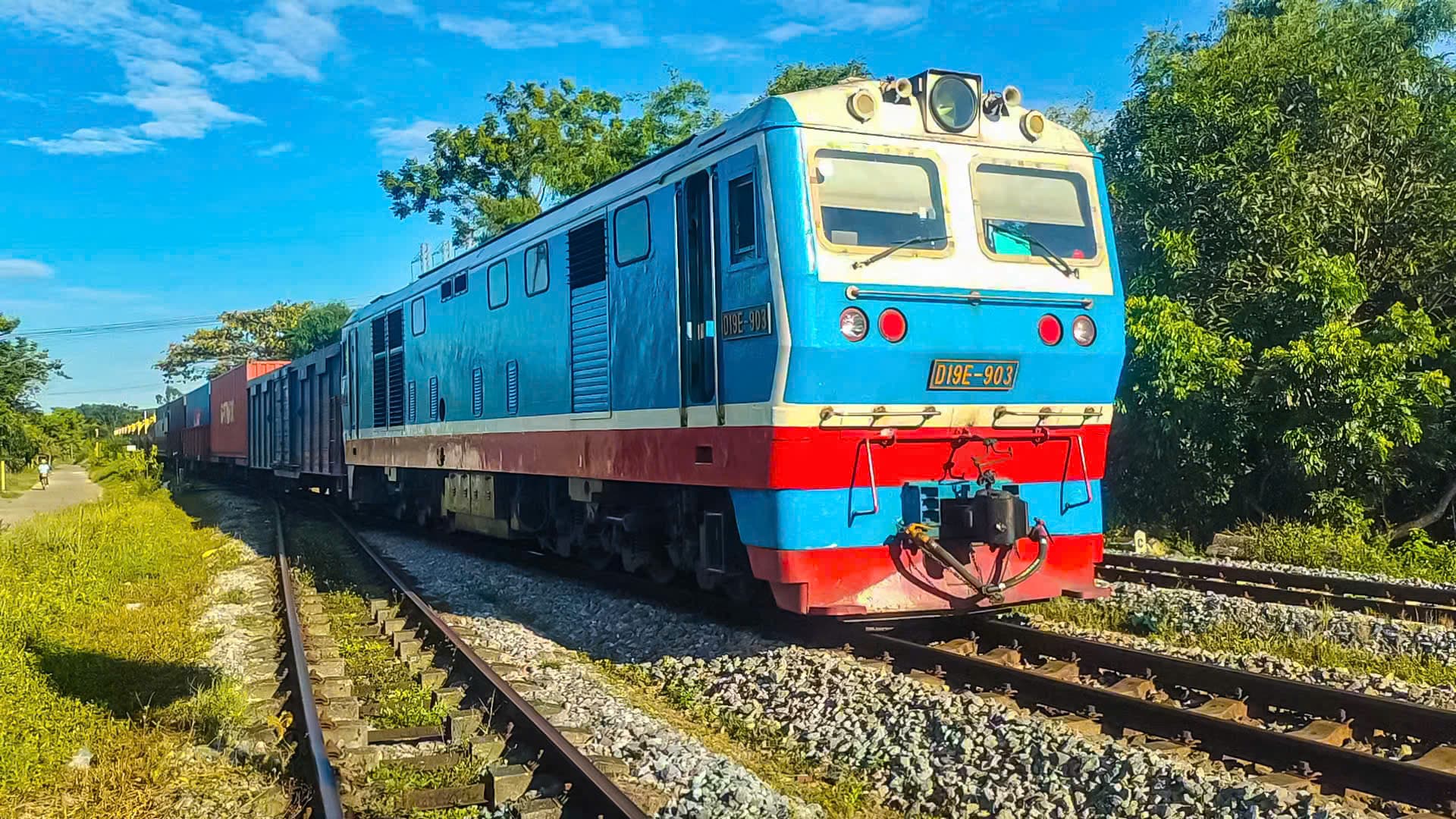 Đầu máy D19E kéo tàu hàng Sóng Thần – Giáp Bát